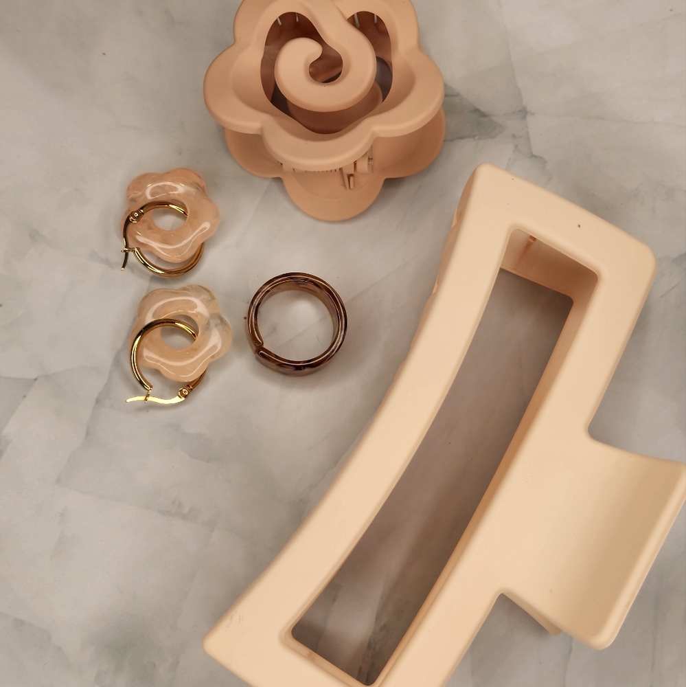 Earrings, ring, hairclaw